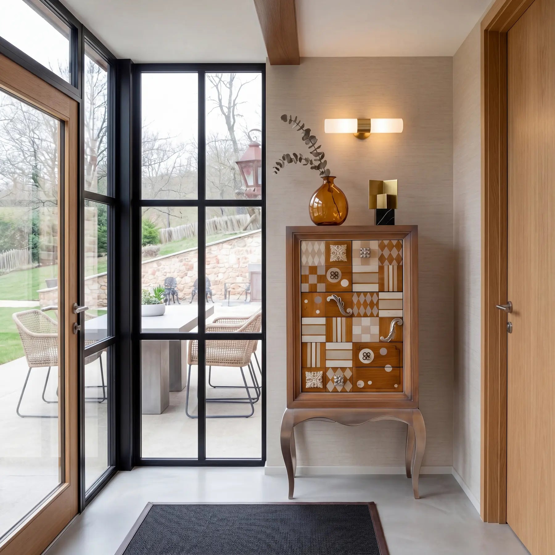Mueble de entrada Cibeles en recibidor con pared de piedra, puertas de madera y ambiente rústico elegante