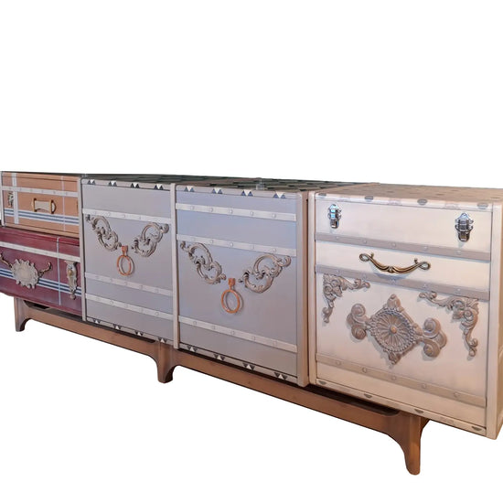 mueble de diseño con maletas y cajones sobre fondo blanco