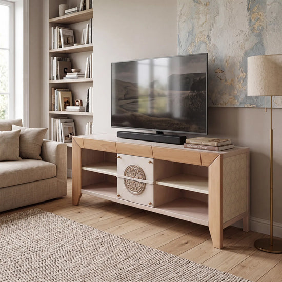 Mueble TV Ada en salón elegante, con estantes abiertos, cajones centrales y detalles ornamentales.