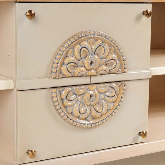 Relieve circular ornamental en el frente de los cajones del mueble TV Ada.