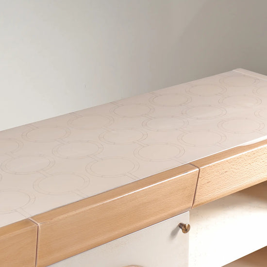 Detalle del sobre con patrón geométrico y remate visual amaderado del mueble TV Ada.