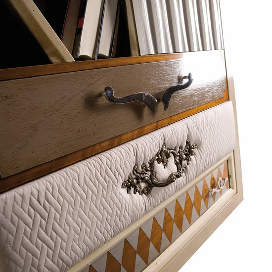 Detalle de la calidad de los cajones decorativos, tiradores ornamentales y panel acanalado del mueble de TV 