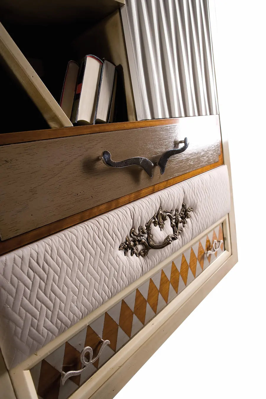 Detalle de la calidad de los cajones decorativos, tiradores ornamentales y panel acanalado del mueble de TV 