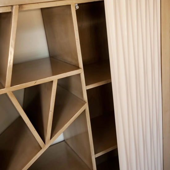 Detalle de baldas abiertas y divisiones geométricas del mueble de salón Amore.