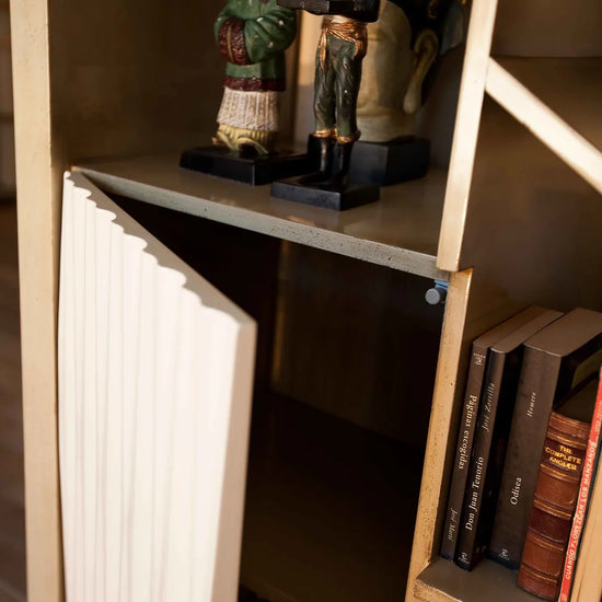 Detalle de estantería geométrica del mueble de TV Amore con panel acanalado blanco.