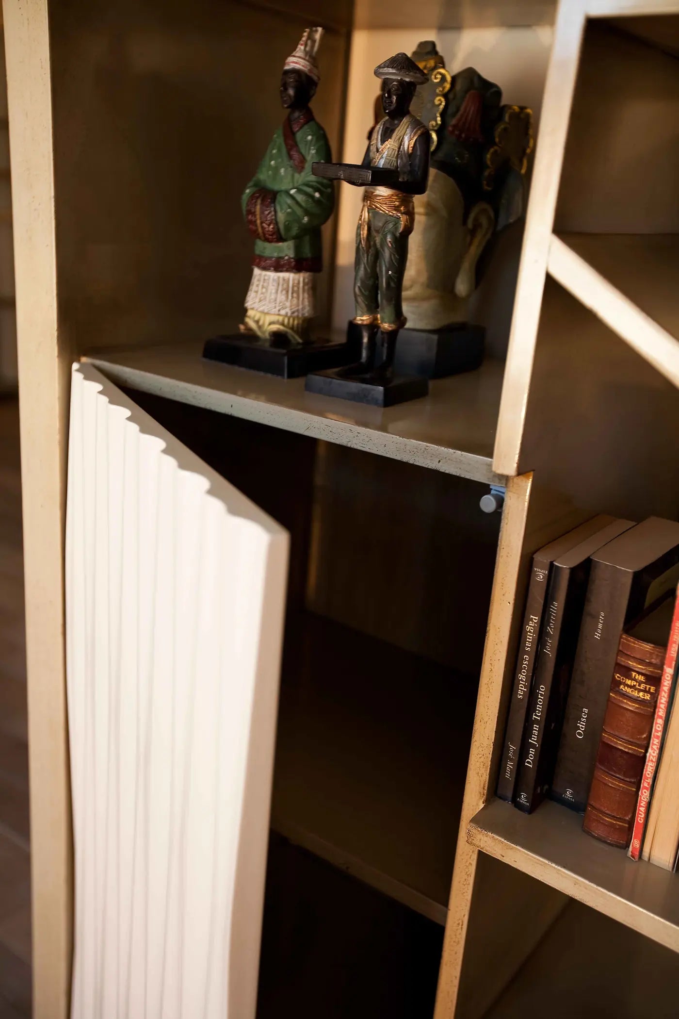 Detalle de estantería geométrica del mueble de TV Amore con panel acanalado blanco.
