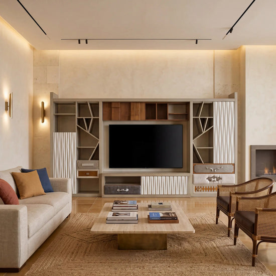Mueble de TV Amore integrado en un salón elegante con composición decorativa y almacenaje.