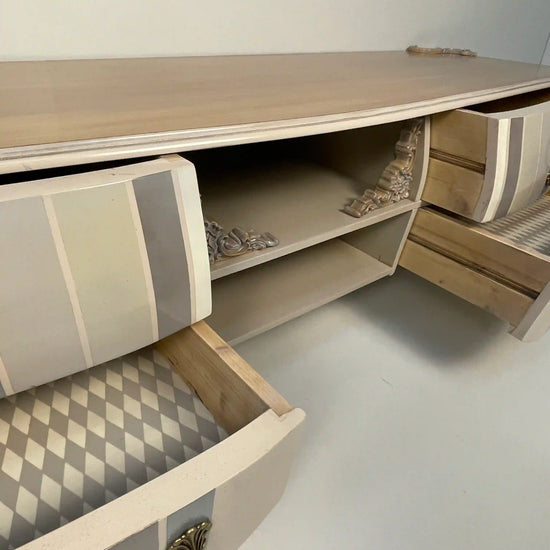 Mueble TV Curvi con cajones abiertos y espacio central