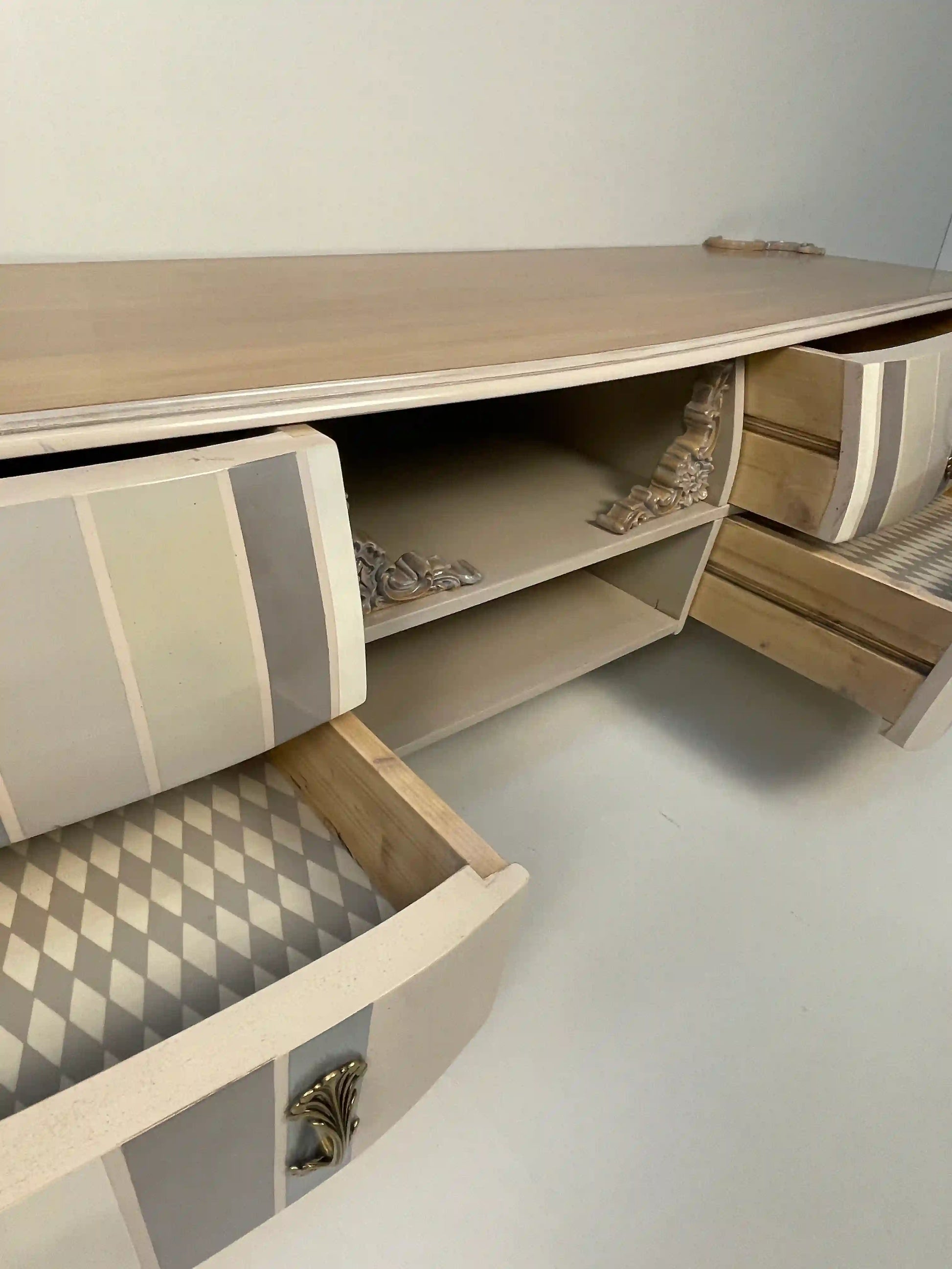 Mueble TV Curvi con cajones abiertos y espacio central