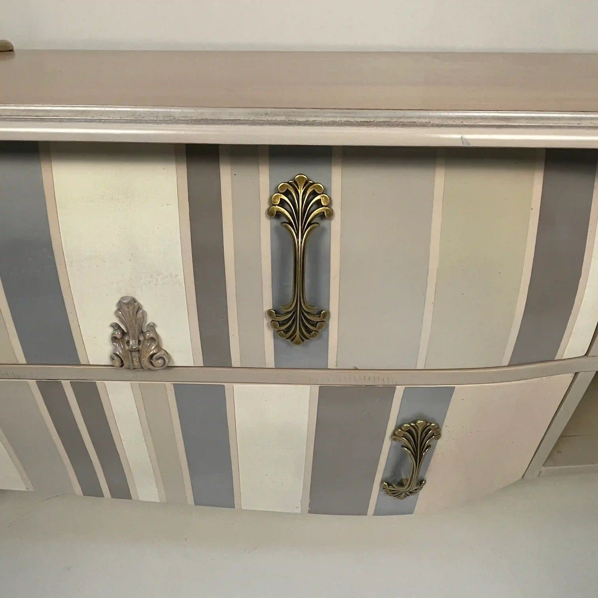 Detalle frontal del mueble TV Curvi con cajones y rayas decorativas