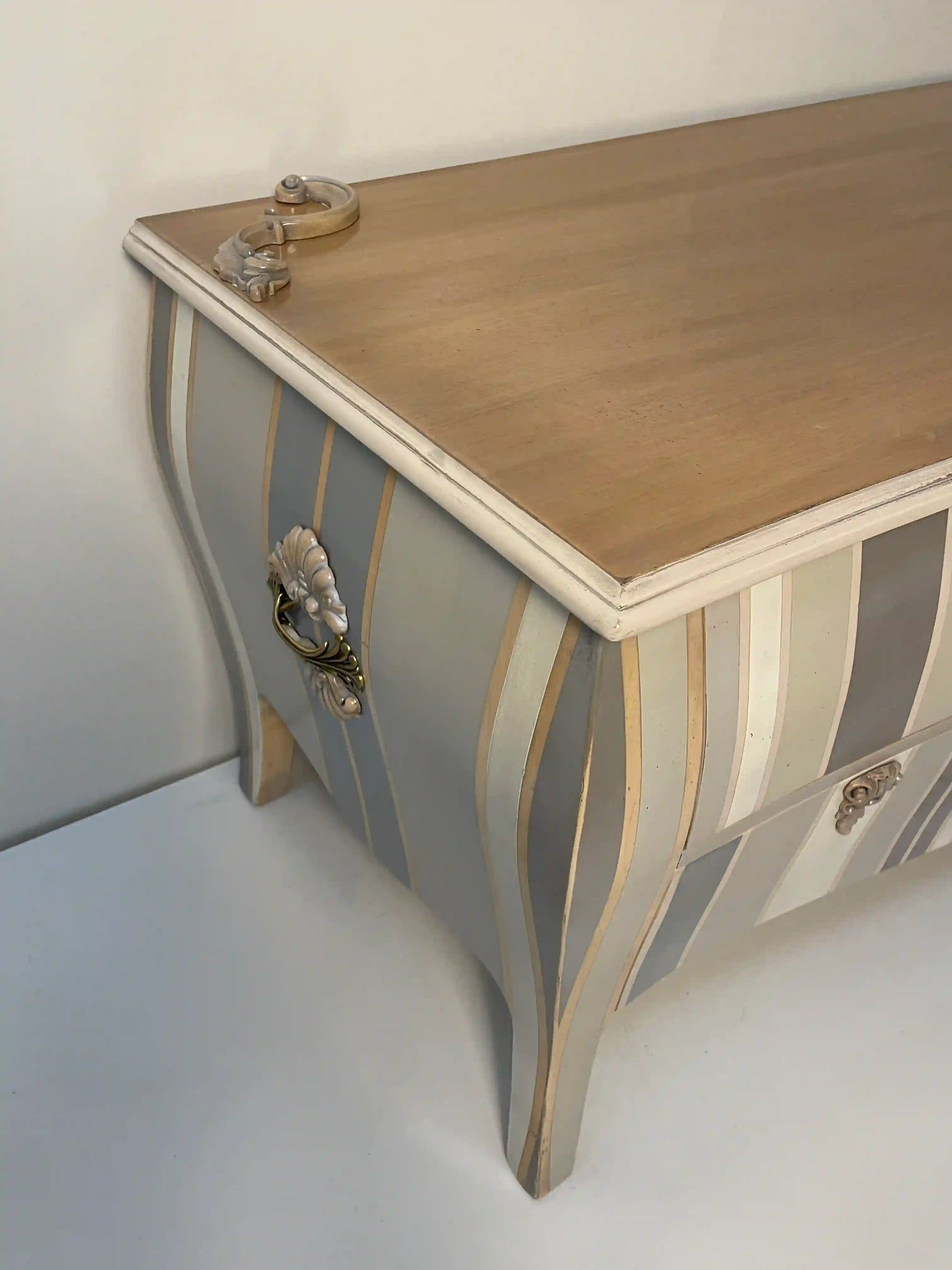 Detalle lateral curvo del mueble TV Curvi de madera