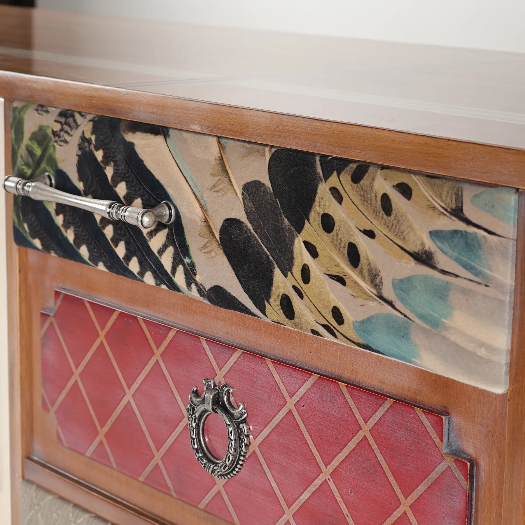 Detalle de cajones decorados del mueble TV Punk de Lola Glamour con motivos geométricos y estampados