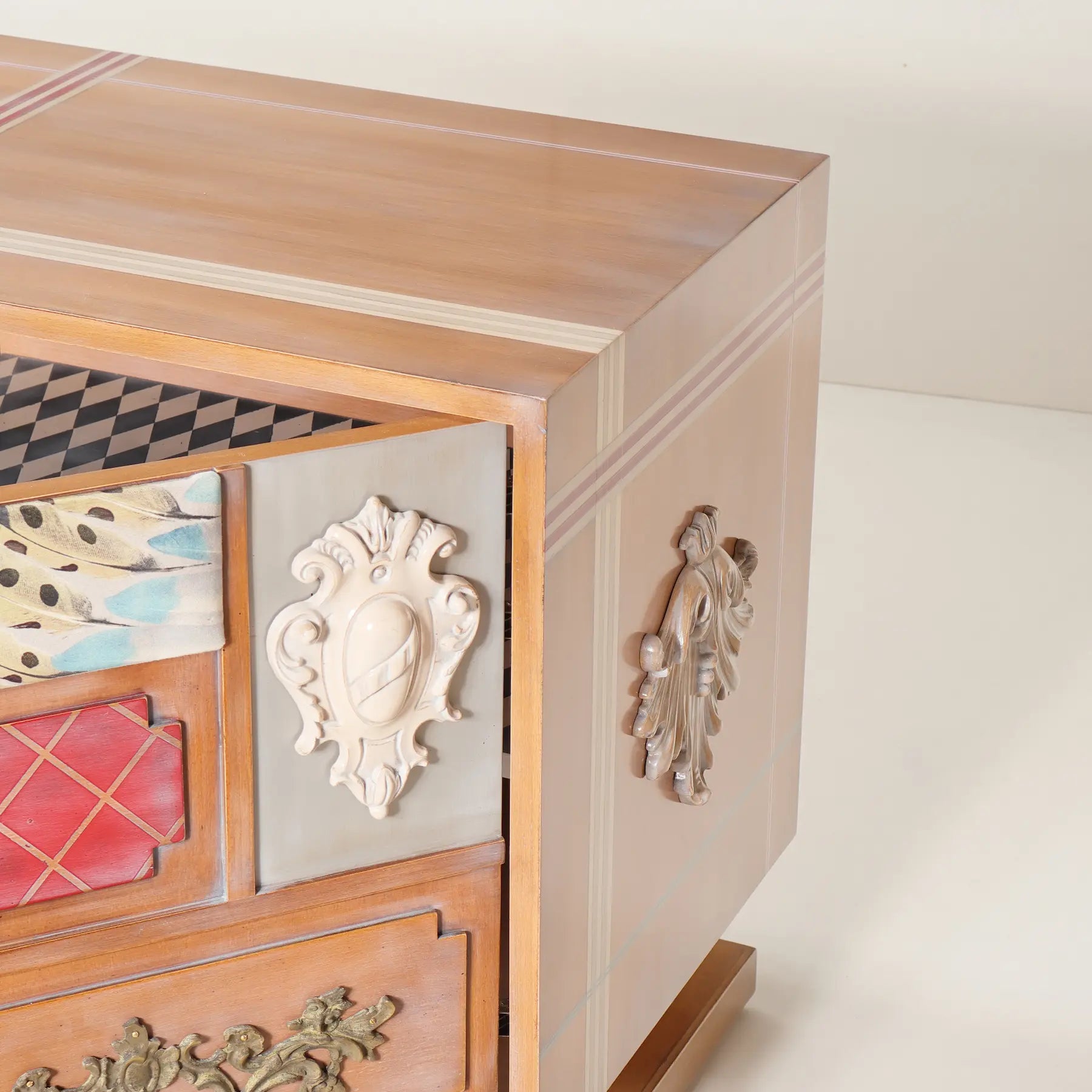 Detalle lateral del mueble TV Punk de Lola Glamour con líneas decorativas y relieves ornamentales.