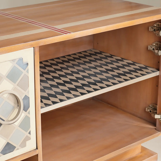Interior del mueble TV Punk de Lola Glamour con estante decorado con composición geométrica en rombos