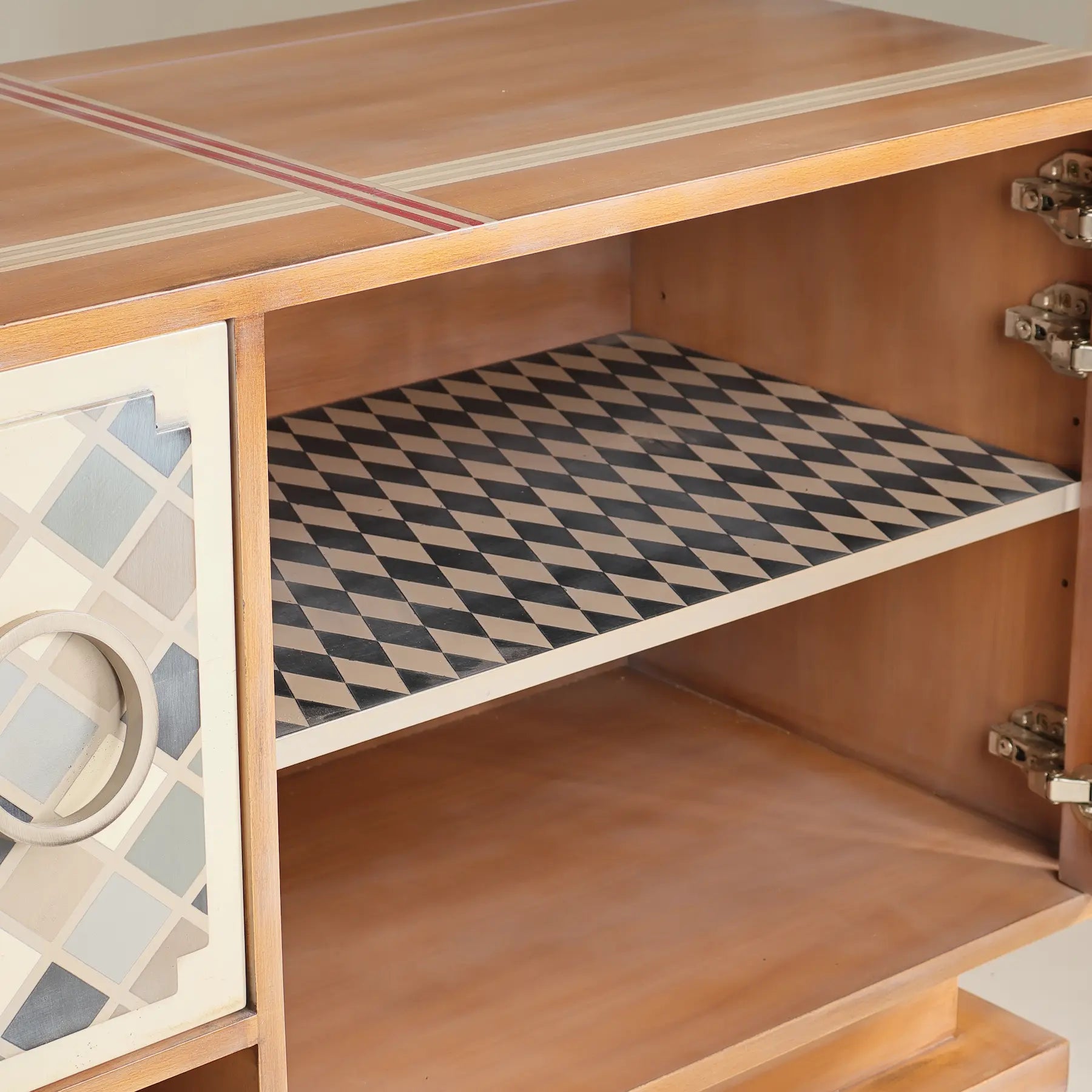 Interior del mueble TV Punk de Lola Glamour con estante decorado con composición geométrica en rombos