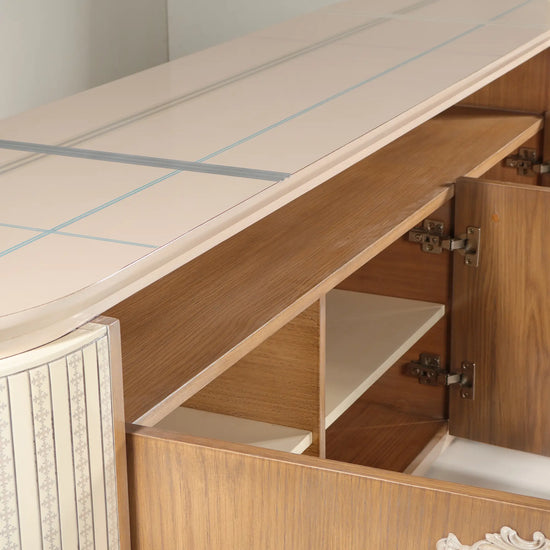 Puertas abiertas del mueble TV Rondo mostrando los estantes interiores