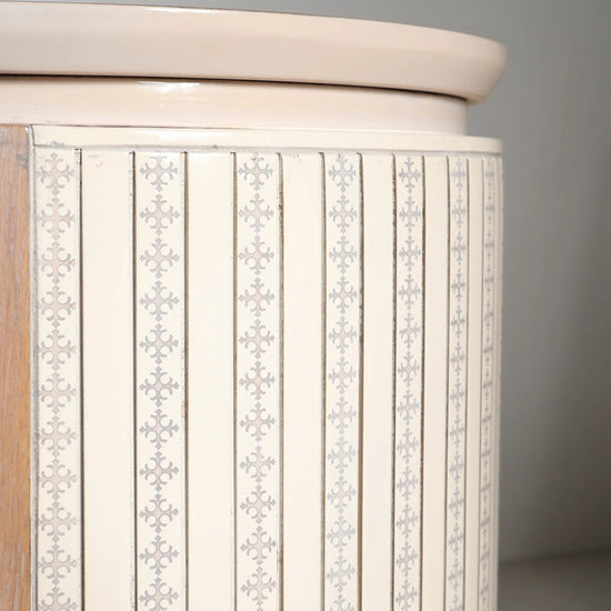 Detalle del lateral curvo del mueble TV Rondo con motivos ornamentales sobre acabado claro