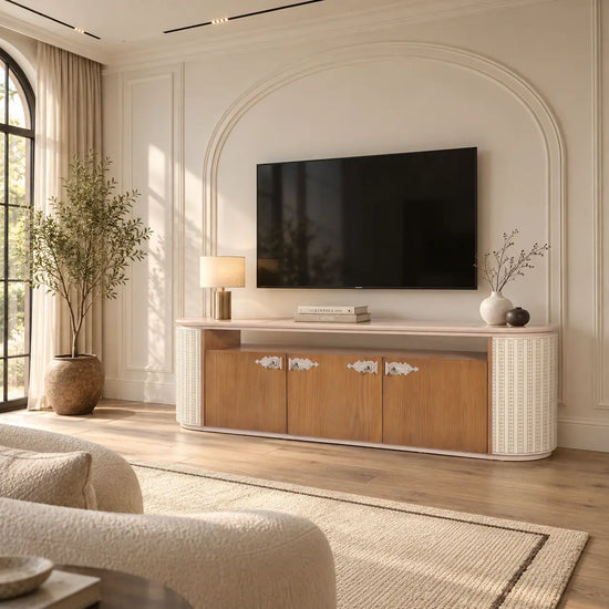 Mueble TV Rondo en un salón luminoso de inspiración clásica contemporánea