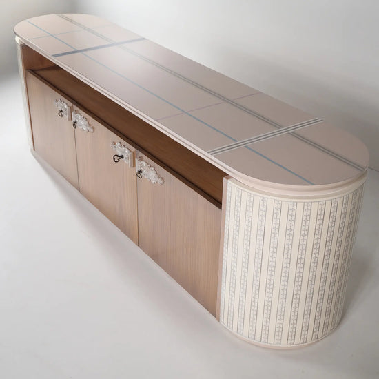 Vista en perspectiva del mueble TV Rondo con tapa decorada y extremos redondeados