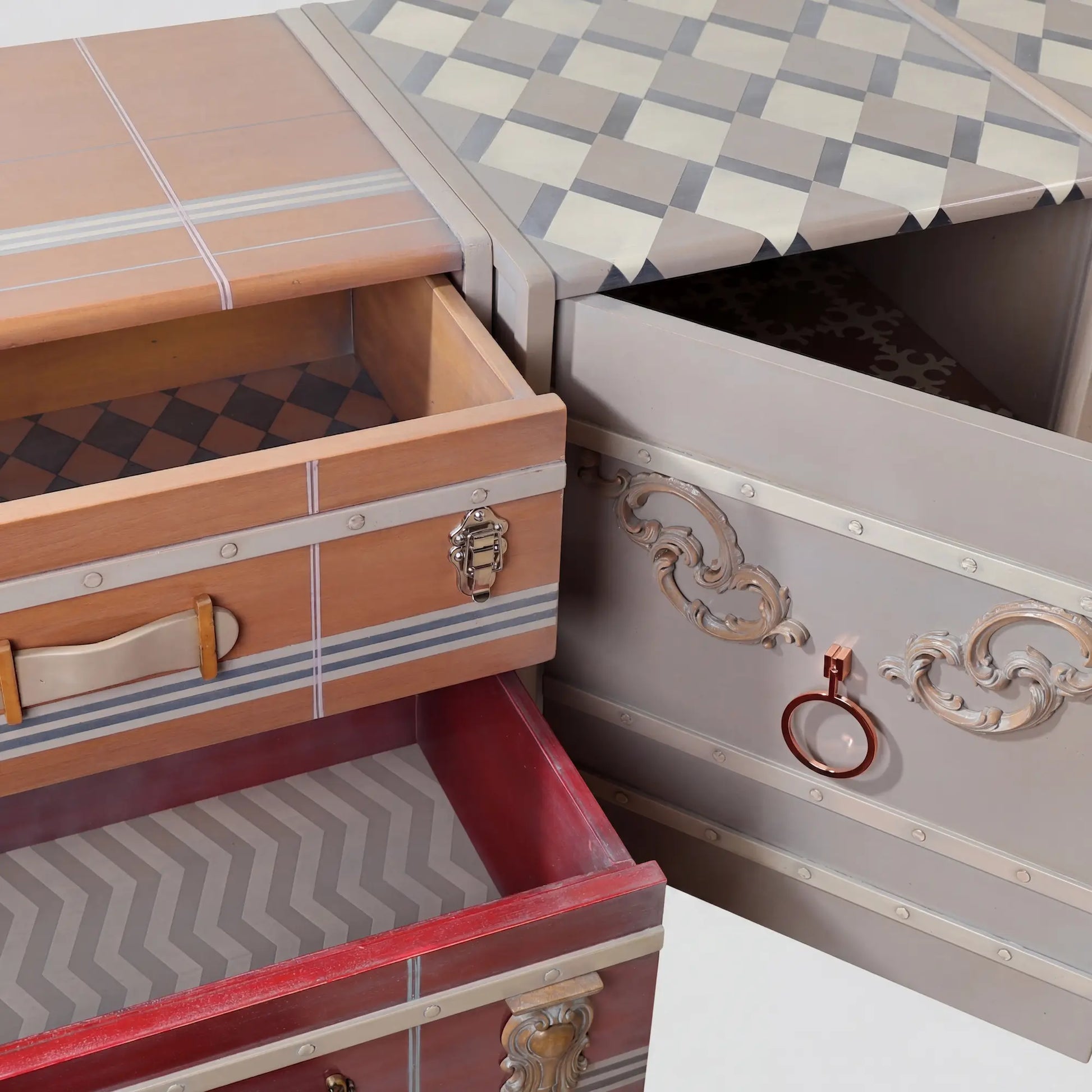 detalles de las puertas de los cajones con ritadores ornamentales