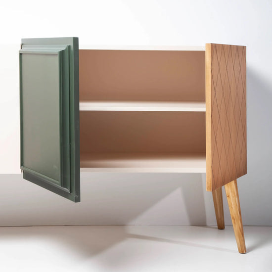 Detalle del módulo abatible y acabados artesanales del Mueble de TV Uka.