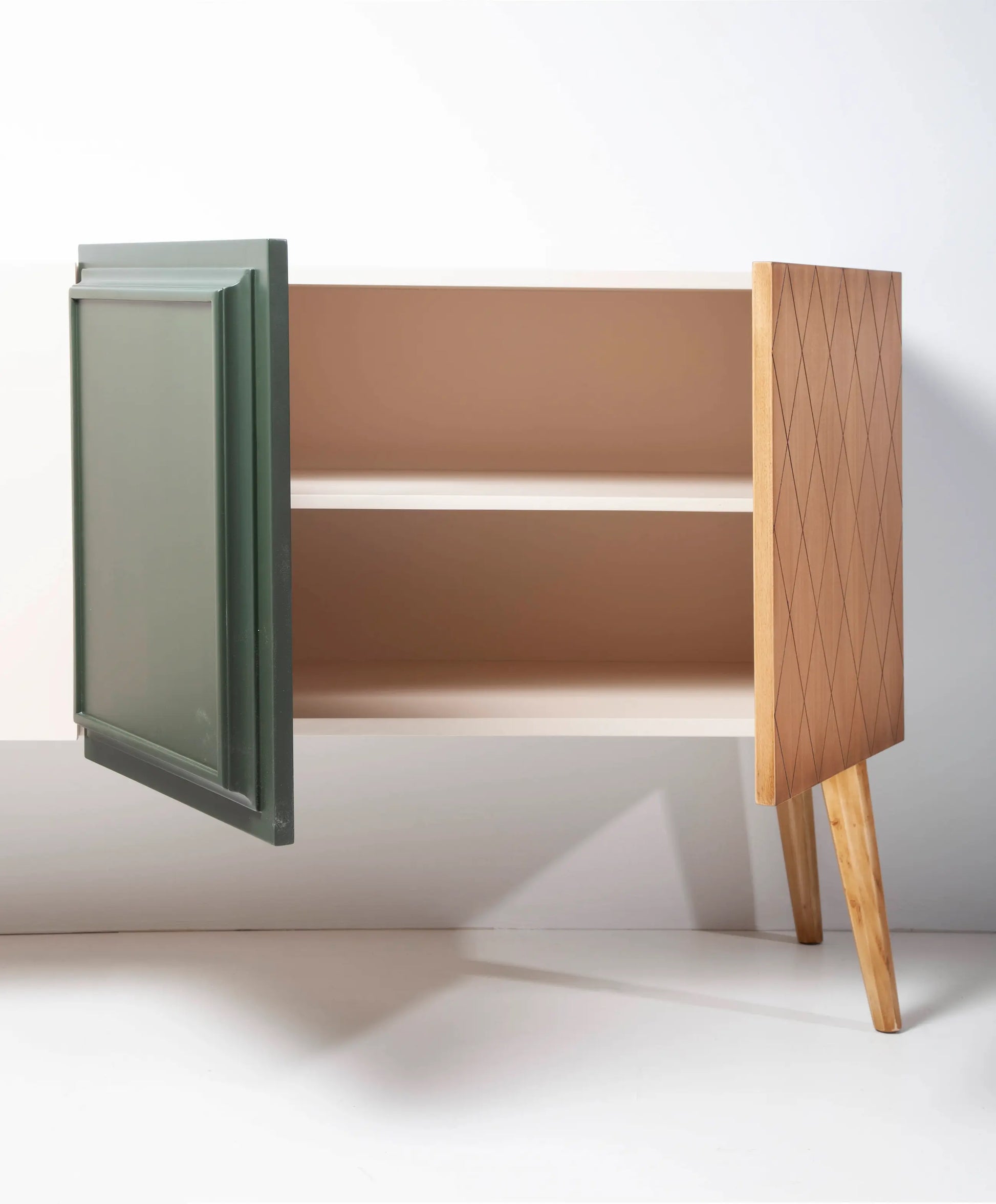 Detalle del módulo abatible y acabados artesanales del Mueble de TV Uka.