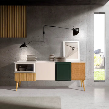 Mueble de TV Uka en ambiente contemporáneo con composición geométrica, acabados lacados y detalles en madera.