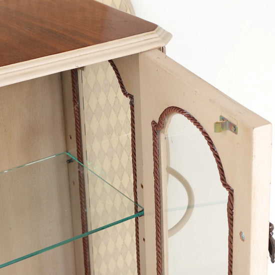 Interior de la vitrina del paragüero Rain con puerta abierta y baldas de cristal.