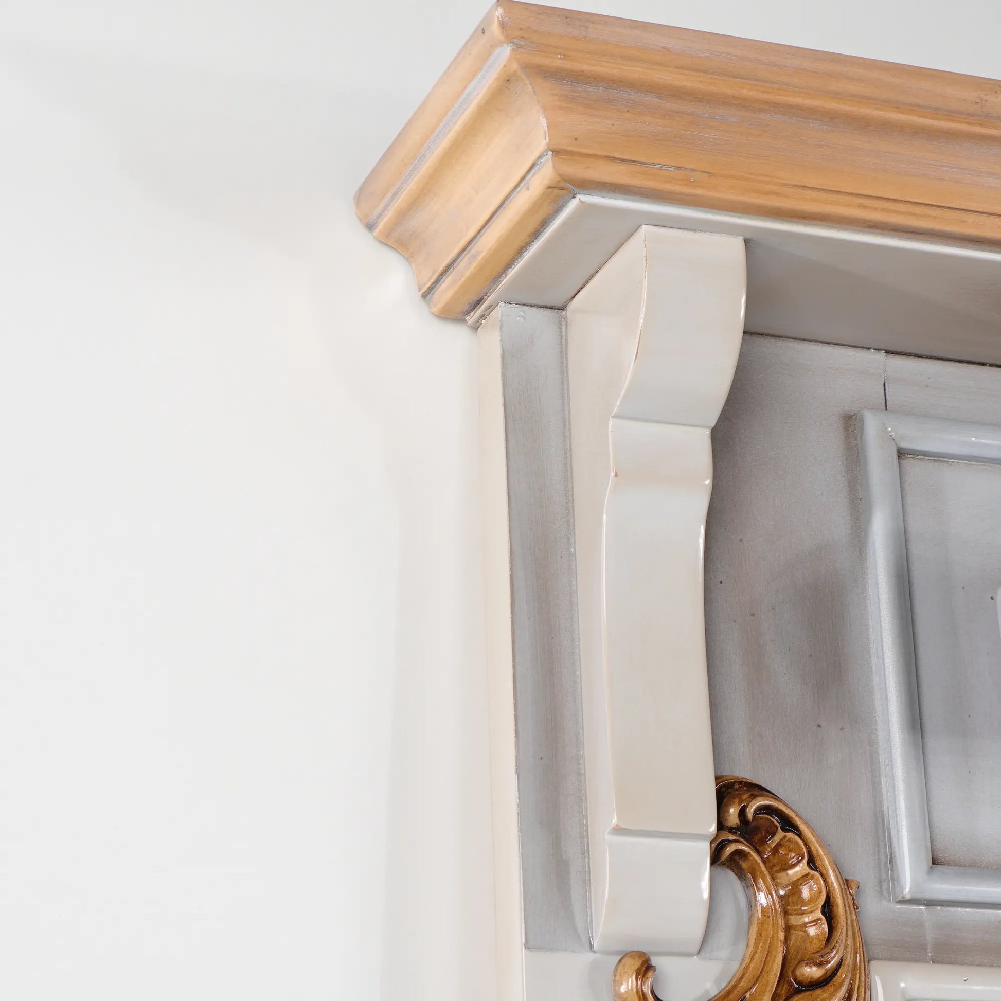 Detalle lateral del Perchero Rejilla con moldura superior en tono madera y estructura de líneas clásicas.