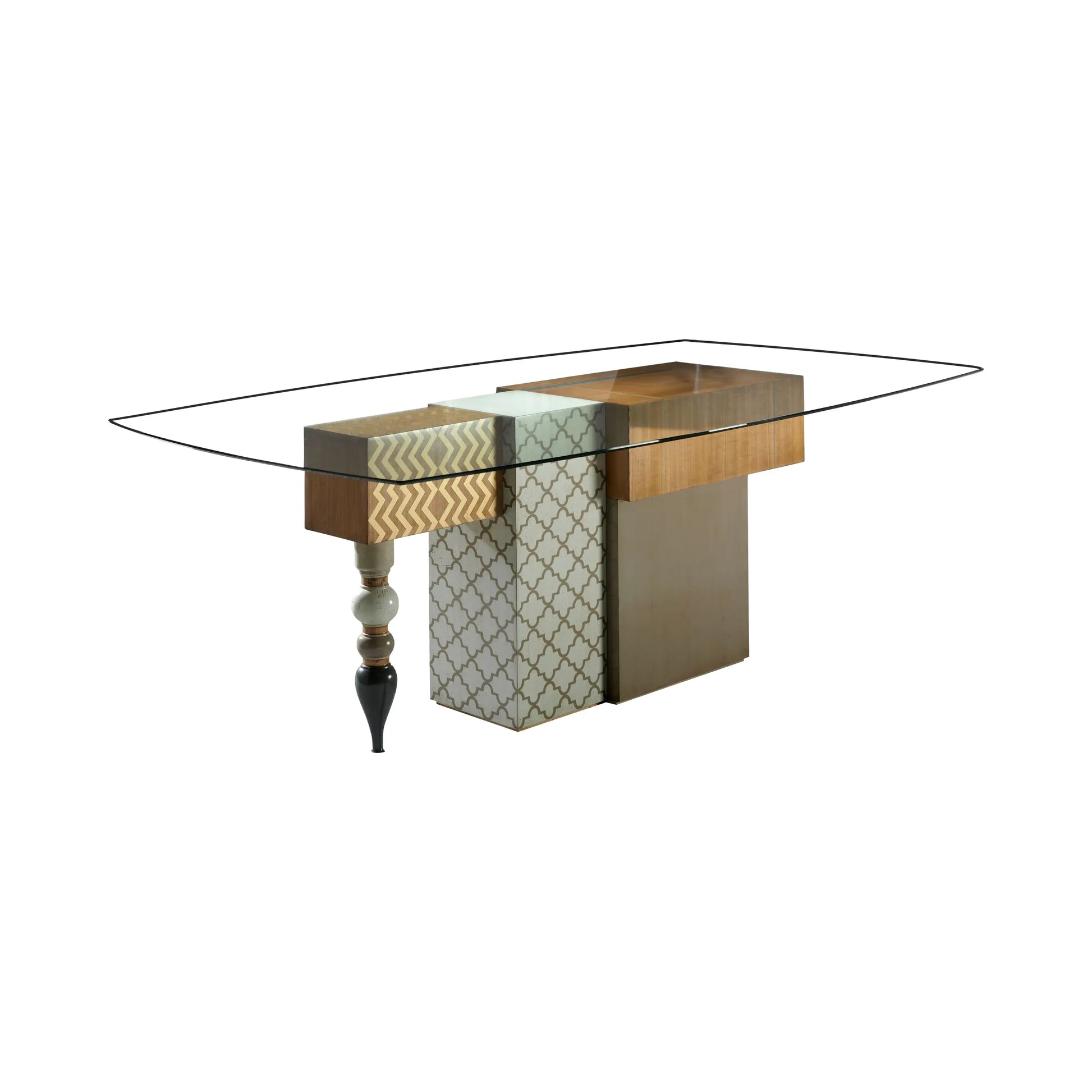Pie de mesa de diseño One con base geométrica de madera y tapa de cristal sobre fondo blanco