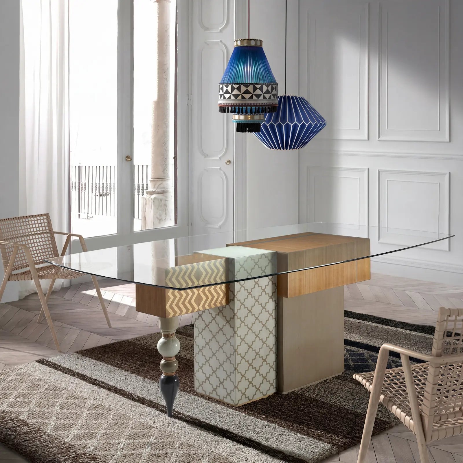 Pie de mesa One en comedor luminoso con tapa de cristal y base de diseño geométrico