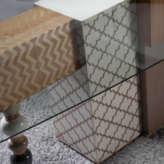 Detalle del Pie de mesa One con madera, patrón en zigzag, volumen decorativo y tapa de cristal
