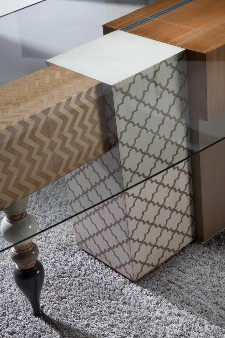 Detalle del Pie de mesa One con madera, patrón en zigzag, volumen decorativo y tapa de cristal