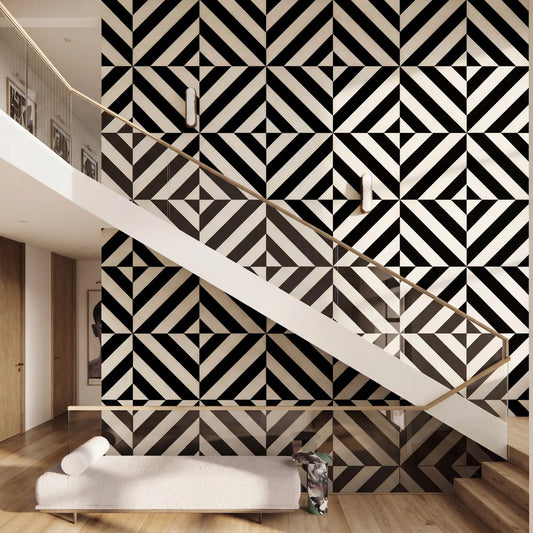 Revestimiento 05 instalado en pared de escalera con diseño geométrico blanco y negro de alto contraste