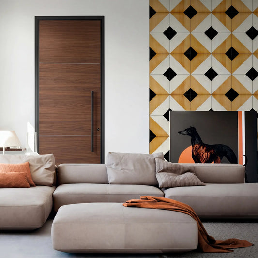 Revestimiento 07 instalado en salón contemporáneo con diseño geométrico en tonos madera, blanco roto y negro sobre pared decorativa