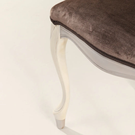 Detalle de pata curvada y asiento tapizado de la Silla Manila de Lola Glamour.