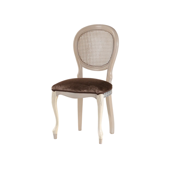 Silla Manila de diseño artesanal con respaldo de rejilla y asiento tapizado marrón.
