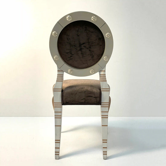 Silla Redonda de madera artesanal con respaldo circular tapizado