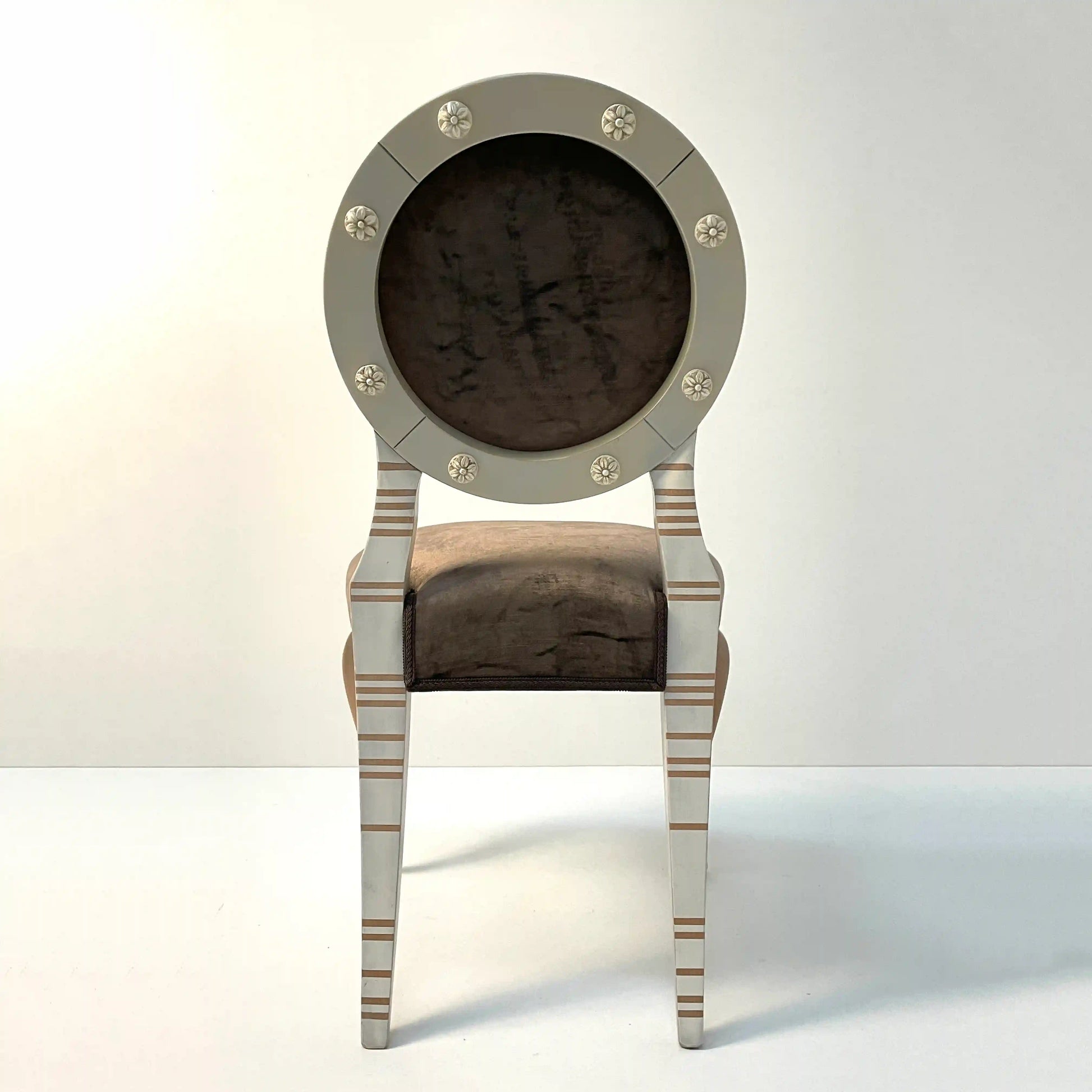 Silla Redonda de madera artesanal con respaldo circular tapizado