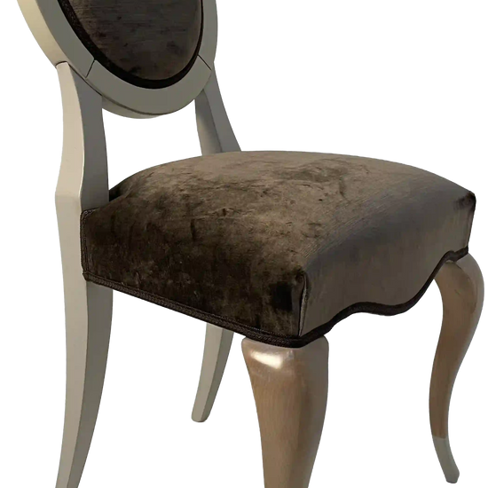 Silla Redonda de madera artesanal sobre fondo blanco