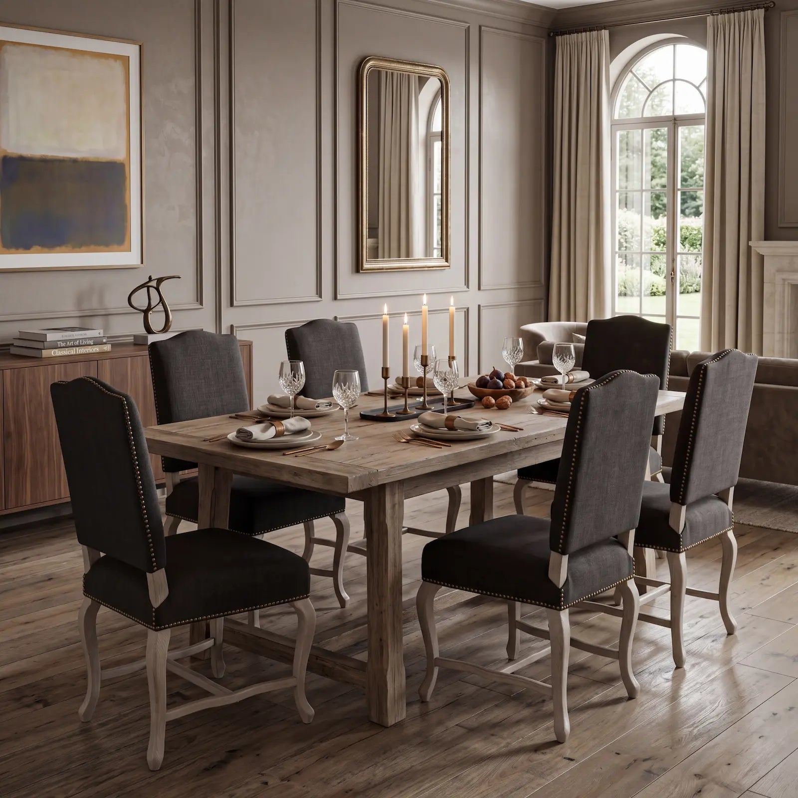 Sillas Cluster tapizadas en comedor elegante con mesa de madera y lámpara de araña.