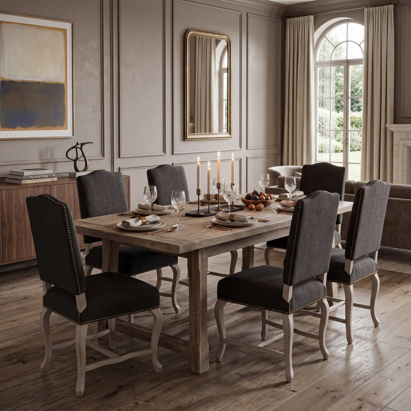 Sillas Cluster tapizadas en comedor elegante con mesa de madera y lámpara de araña.