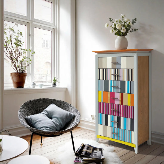 Sinfonier Ada en ambiente luminoso con cajones de colores y diseño original para dormitorio