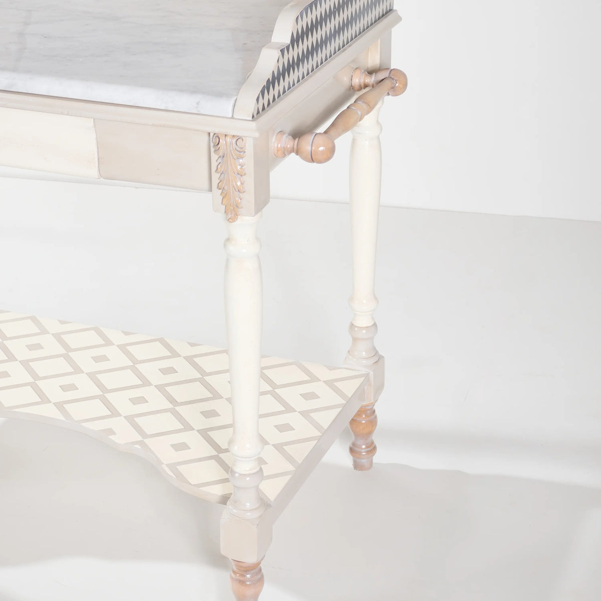Detalle de las patas torneadas y la balda geométrica del tocador Coin.