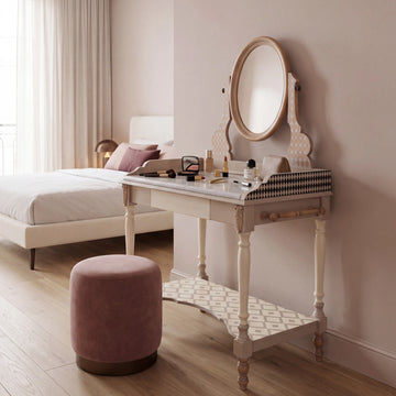 Tocador Coin integrado en un dormitorio femenino como elegante zona de belleza.
