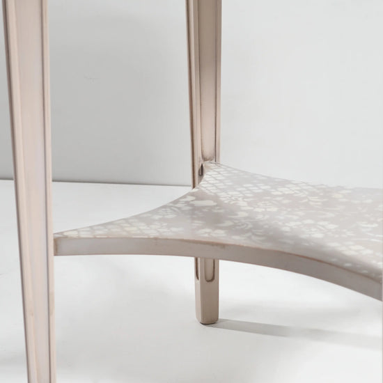 detalle balda inferior velador imperio lacado con forma curva