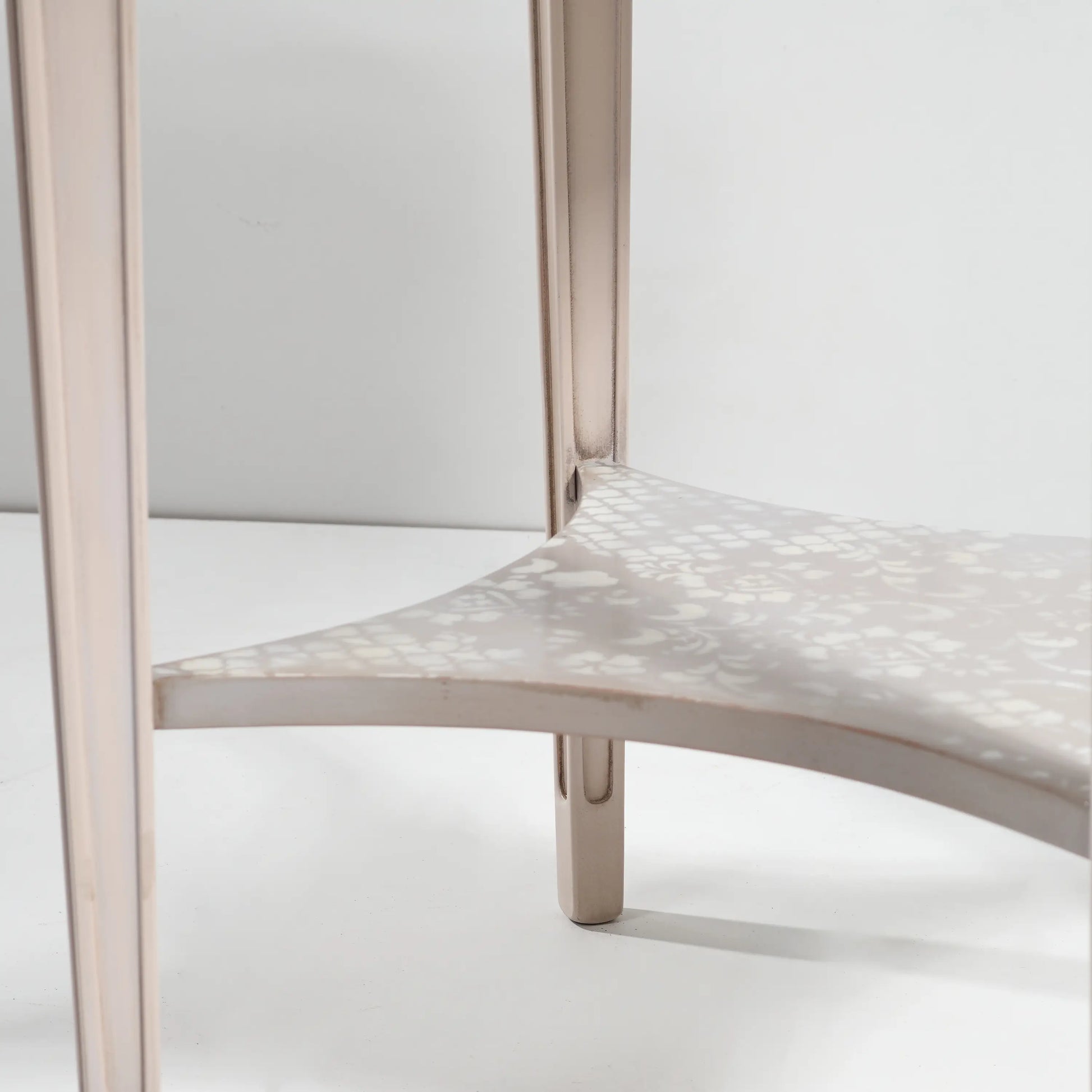 detalle balda inferior velador imperio lacado con forma curva