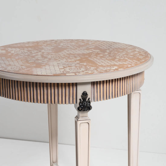 detalle sobre decorado y patas talladas velador imperio clasico