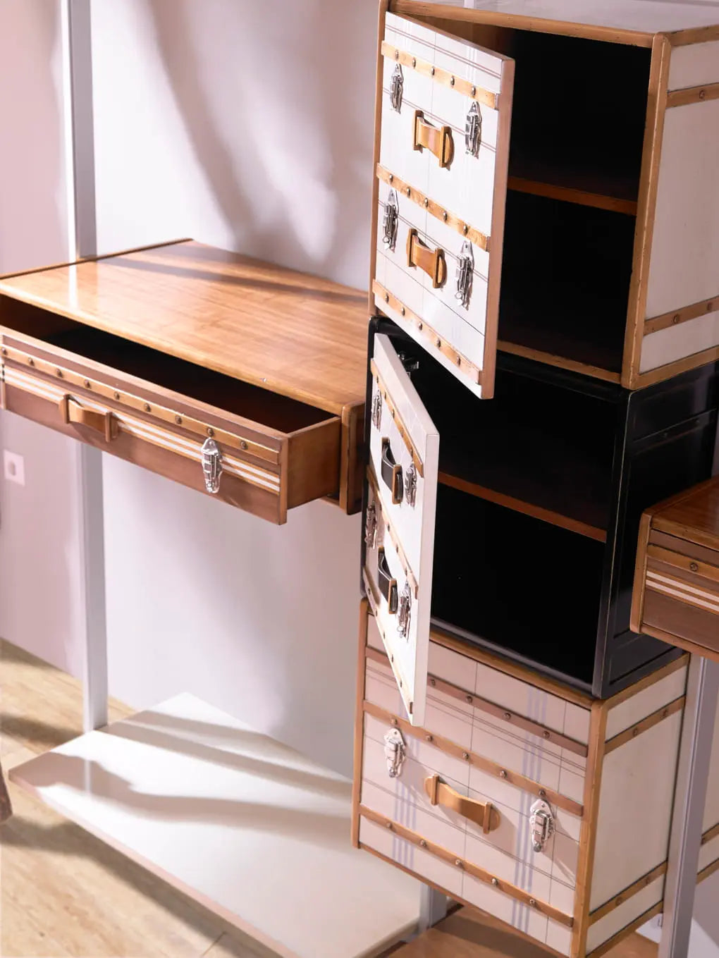 detalle modulo abierto vestidor suitcase con cajones y baldas