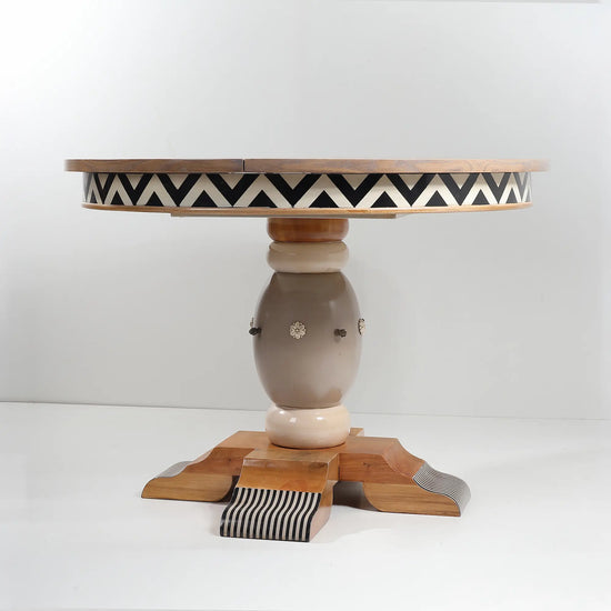 vista frontal de la mesa pendola de diseño artesanal